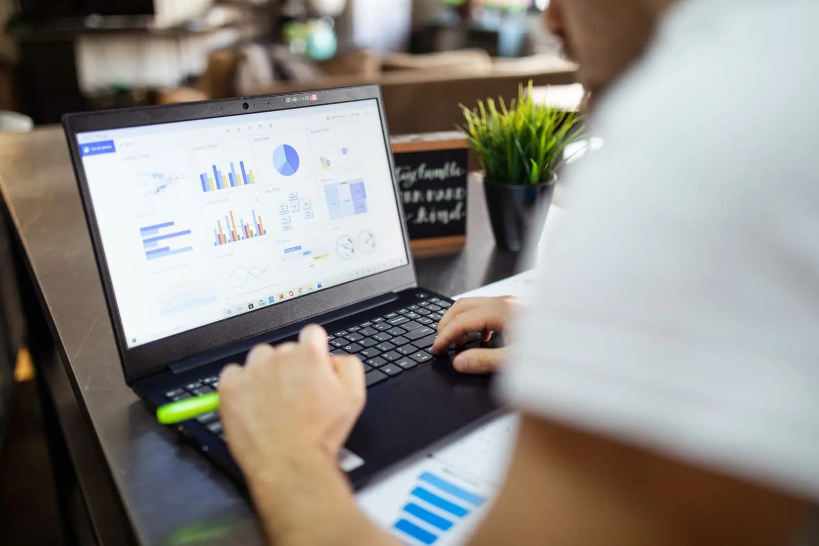 Une personne suit des indicateurs et des graphiques sur l’écran de son ordinateur portable.